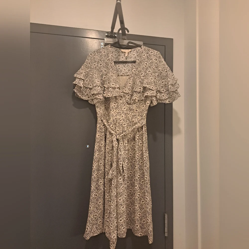 100% silk Rebecca Taylor Floral Ruffle Sleeve Dress - Picture 3 of 6